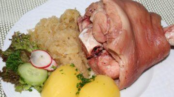 Zu sehen ist das Beitragsbild zum Rezept mit dem Titel: Eisbein mit Sauerkraut und Kartoffeln