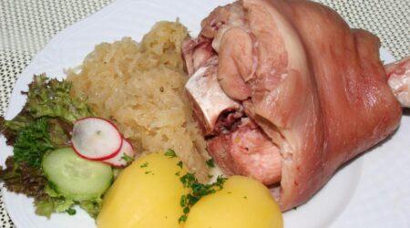 Zu sehen ist das Beitragsbild zum Rezept mit dem Titel: Eisbein mit Sauerkraut und Kartoffeln