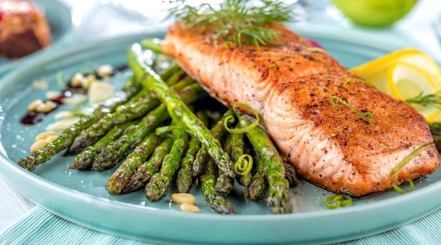 Zu sehen ist das Beitragsbild zum Rezept mit dem Titel: Lachsfilet mit Spargel