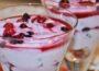 Zu sehen ist das Beitragsbild zum Rezept mit dem Titel: Waldbeeren-Quark-Dessert