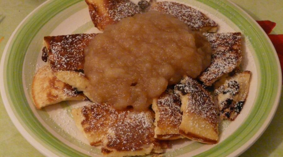 Zu sehen ist das Beitragsbild zum Rezept mit dem Titel: Kaiserschmarrn mit Apfelmus