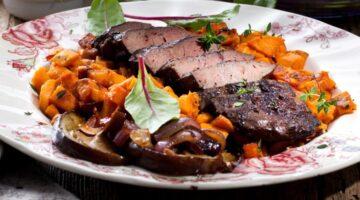 Zu sehen ist das Beitragsbild zum Rezept mit dem Titel: Rinder Leber mit Süßkartoffel und Auberginenspalten