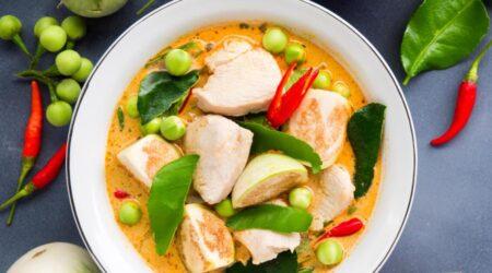 Zu sehen ist das Beitragsbild zum Rezept mit dem Titel: Hühnchen-Rot-Curry