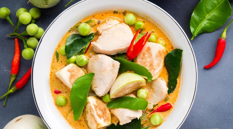 Zu sehen ist das Beitragsbild zum Rezept mit dem Titel: Hühnchen-Rot-Curry