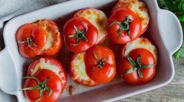 Zu sehen ist das Beitragsbild zum Rezept mit dem Titel: Gefüllte gebackene ganze Tomaten mit Käse