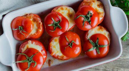 Zu sehen ist das Beitragsbild zum Rezept mit dem Titel: Gefüllte gebackene ganze Tomaten mit Käse