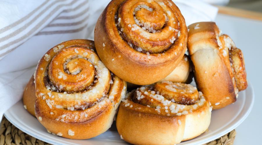 Zu sehen ist das Beitragsbild zum Rezept mit dem Titel: Hausgemachte Zimtschnecken