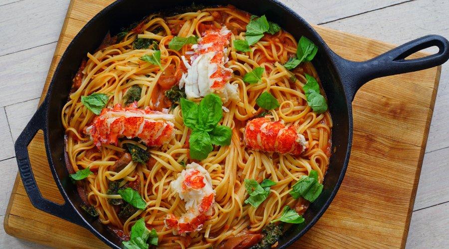Zu sehen ist das Beitragsbild zum Rezept mit dem Titel: Tomaten-Linguine-Nudeln mit Hummerschwänzen und frischem Basilikum