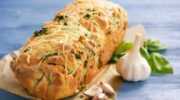 Zu sehen ist das Beitragsbild zum Rezept mit dem Titel: Hausgemachtes Kräuterbrot mit Knoblauch und Käse