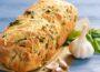 Zu sehen ist das Beitragsbild zum Rezept mit dem Titel: Hausgemachtes Kräuterbrot mit Knoblauch und Käse